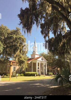 Bluffton, South Carolina è una destinazione in arrivo vicino a Hilton Head, SC con negozi, centri d'arte, splendide case, un porto turistico, artigianato, musica e cibo. Foto Stock