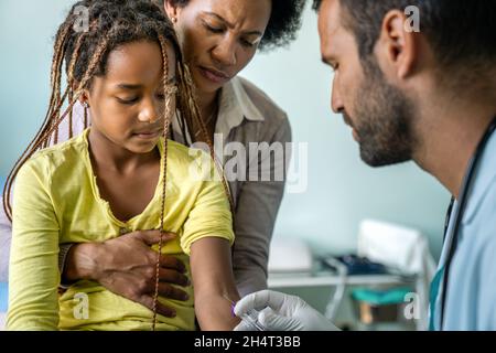 Il pediatra prende il sangue da un paziente bambino. Concetto di coronavirus di test degli anticorpi sanitari Foto Stock