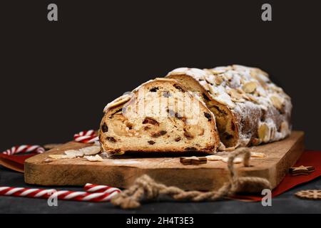 La torta tedesca Stollen, un pane di frutta con noci, spezie e frutta secca o candita, ricoperta di zucchero in polvere tradizionalmente servito durante il periodo di Natale ti Foto Stock