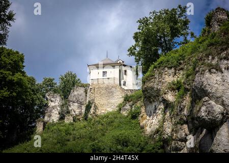 Pieskowa Skala, Polonia - 2 agosto 2021: Castello su una rupe calcarea nel Parco Nazionale di Ojcow, esempio di architettura rinascimentale polacca difensiva. Foto Stock