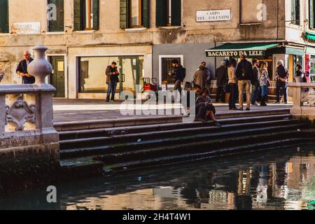 VENEZIA, ITALIA - OKTOBER 27, 2016: I turisti si rilassano nel tranquillo e bellissimo piccolo canale di Venezia Foto Stock