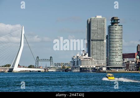 Rotterdam (Paesi Bassi), 10 ottobre 2021: Nave da crociera Rotterdam nel suo primo viaggio, fiancheggiata dal ponte Erasmus e dall'altopiano di Wilhelminapier Foto Stock