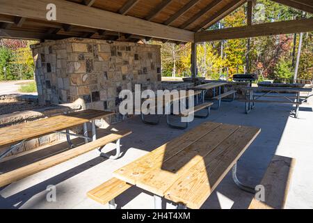 Padiglione per picnic presso la spiaggia del Don carter state Park sul lago Lanier a Gainesville, Georgia. (USA) Foto Stock