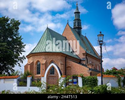 RADOM, POLONIA - 26 luglio 2021: Una chiesa gotica medievale di San Waclaw. Muri in mattoni, tetto verde. Cielo blu. Foto Stock