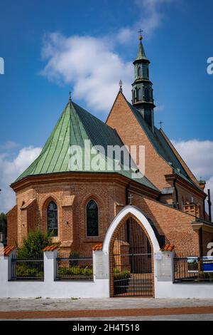 RADOM, POLONIA - 26 luglio 2021: Una chiesa gotica medievale di San Waclaw. Muri in mattoni, tetto verde. Cielo blu. Foto Stock