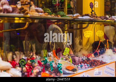 Dolci multipli sugli scaffali del negozio con le etichette di prezzo. Popolare Street food a Venezia Italia Foto Stock