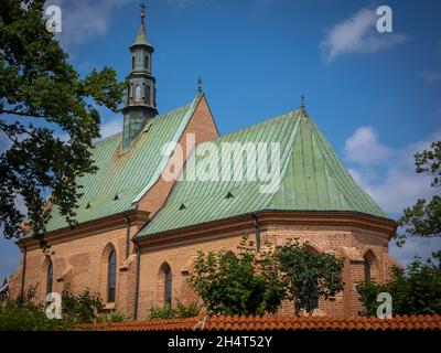 RADOM, POLONIA - 26 luglio 2021: Una chiesa gotica medievale di San Waclaw. Muri in mattoni, tetto verde. Cielo blu. Foto Stock