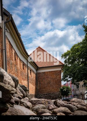 RADOM, POLONIA - 26 luglio 2021: Resti di mura medievali della città. Foto Stock