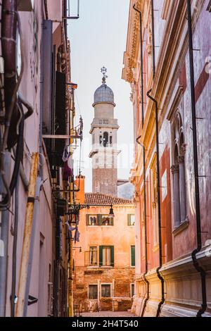 VENEZIA, ITALIA - OKTOBER 27, 2016: Persone in strada a Venezia, Italia Europa Foto Stock