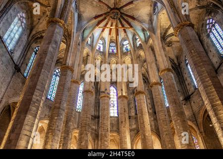 Barcellona, Spagna - 21 settembre 2021: Cupola della chiesa di Santa María del Mar all'interno della basilica situata nella città di Barcellona, Catalogna, Spagna. Ha Foto Stock