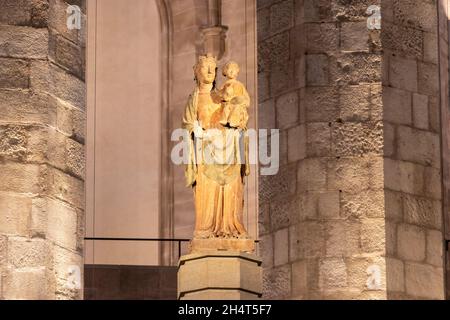 Barcellona, Spagna - 21 settembre 2021: La Vergine di Santa María del Mar all'interno della basilica situata nella città di Barcellona, Catalogna, Spagna. Ha Foto Stock