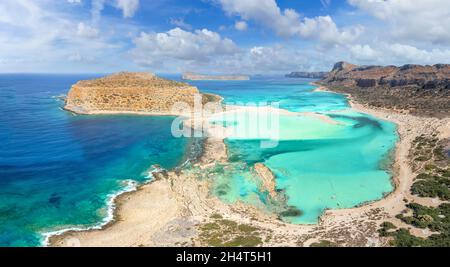 Splendida vista aerea della spiaggia della laguna di Balos e dell'isola di Gramvousa a Creta, Grecia Foto Stock