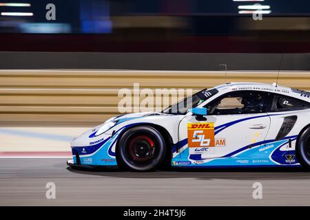 56 Perfetti Egidio (NOR), Cairoli Matteo (ita), Pera Riccardo (ita), Team Project 1, Porsche 911 RSR - 19, azione durante la 8 ore del Bahrain, 6° round del Campionato Mondiale FIA Endurance 2021, FIA WEC, sul circuito Internazionale del Bahrain, dal 4 al 6 novembre 2021 a Sakhir, Bahrain - Foto: Joao Filipe/DPPI/LiveMedia Foto Stock