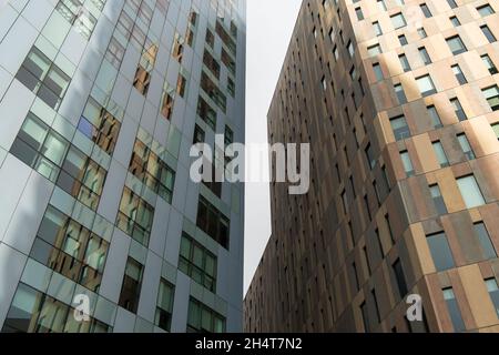 Astratto epico che si nasconde con il pattern. Tre edifici moderni a Barcellona. Futur Foto Stock