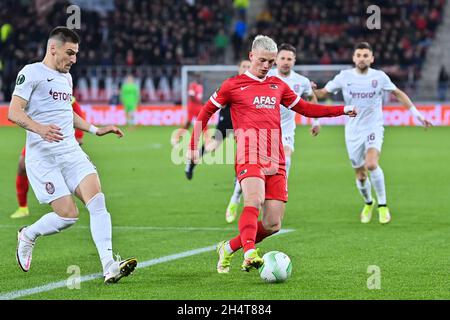 ALKMAAR, PAESI BASSI - 4 NOVEMBRE: Albert Gudmundsson di AZ Alkmaar controlla la palla durante il gruppo D - UEFA Europa Conference League partita tra AZ Alkmaar e CFR Cluj allo stadio AZ il 4 novembre 2021 ad Alkmaar, Paesi Bassi (Foto di Patrick Goosen/Orange Pictures) Foto Stock