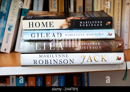 Libri titoli Home, Gilead, Lila e Jack libri copre romanzi su una libreria da una donna vincitrice di premi autore americano Marilynne Robinson KATHY DEWITT Foto Stock
