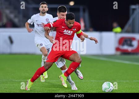 Alkmaar, Paesi Bassi. 4 novembre 2021. ALKMAAR, PAESI BASSI - 4 NOVEMBRE: Daniel Graovac di cfr Cluj e Owen Wijndal di AZ Alkmaar battaglia per il possesso durante il gruppo D - UEFA Europa Conference League partita tra AZ Alkmaar e cfr Cluj allo stadio AZ il 4 novembre 2021 ad Alkmaar, Paesi Bassi (Foto di Patrick Goosen/Orange Pictures) credito: Orange Pics BV/Alamy Live News Foto Stock