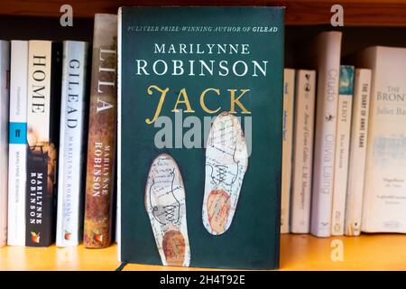 Casa, Gilead, Lila e Jack copertina libri romanzi su una libreria da donna vincitrice di premi scrittore americano scrittore romanziere Marilynne Robinson KATHY DEWITT Foto Stock