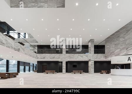 Vista atrio interno. Tribunale di Amsterdam, Amsterdam, Paesi Bassi. Architetto: KAAN, 2021. Foto Stock