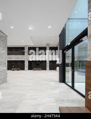 Vista della reception interna. Tribunale di Amsterdam, Amsterdam, Paesi Bassi. Architetto: KAAN, 2021. Foto Stock