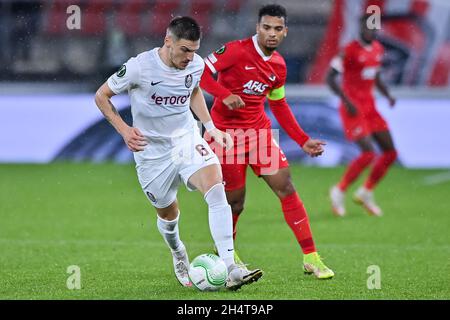 Alkmaar, Paesi Bassi. 4 novembre 2021. ALKMAAR, PAESI BASSI - 4 NOVEMBRE: Daniel Graovac di cfr Cluj è sfidato da Owen Wijndal di AZ Alkmaar durante il gruppo D - UEFA Europa Conference League partita tra AZ Alkmaar e cfr Cluj allo stadio AZ il 4 novembre 2021 ad Alkmaar, Paesi Bassi (Foto di Patrick Goosen/Orange Pictures) credito: Orange Pics BV/Alamy Live News Foto Stock