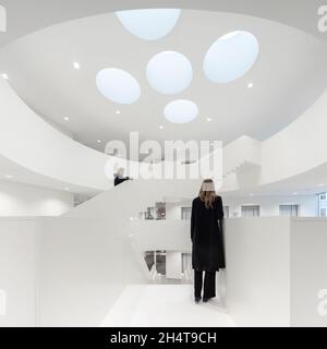 Vista delle scale interne. Tribunale di Amsterdam, Amsterdam, Paesi Bassi. Architetto: KAAN, 2021. Foto Stock