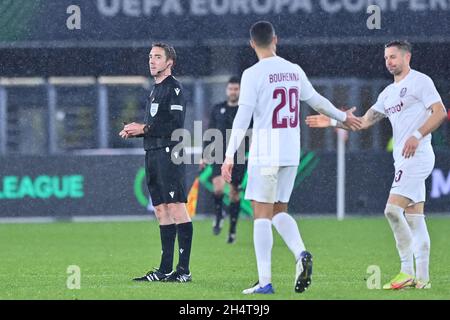 Alkmaar, Paesi Bassi. 4 novembre 2021. ALKMAAR, PAESI BASSI - 4 NOVEMBRE: Arbitro Alain Durieux durante il gruppo D - UEFA Europa Conference League partita tra AZ Alkmaar e CFR Cluj allo stadio AZ il 4 novembre 2021 ad Alkmaar, Paesi Bassi (Foto di Patrick Goosen/Orange Pictures) credito: Orange Pics BV/Alamy Live News Foto Stock