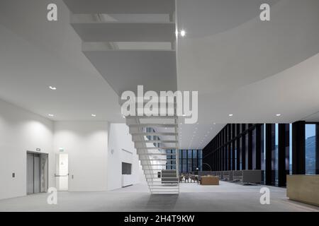 Vista delle scale interne. Tribunale di Amsterdam, Amsterdam, Paesi Bassi. Architetto: KAAN, 2021. Foto Stock