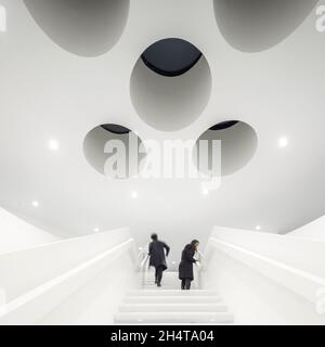 Vista delle scale interne. Tribunale di Amsterdam, Amsterdam, Paesi Bassi. Architetto: KAAN, 2021. Foto Stock
