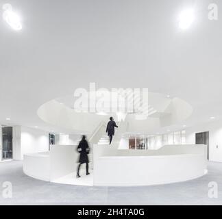 Vista delle scale interne. Tribunale di Amsterdam, Amsterdam, Paesi Bassi. Architetto: KAAN, 2021. Foto Stock