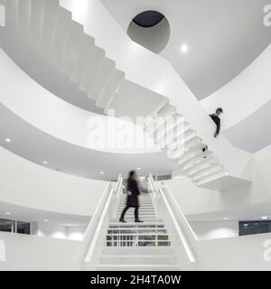 Vista delle scale interne. Tribunale di Amsterdam, Amsterdam, Paesi Bassi. Architetto: KAAN, 2021. Foto Stock