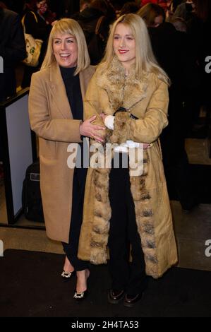 Londra, Regno Unito. 4 novembre 2021. Faye Ripley e la figlia Parker Lapaine raffiguravano l'arrivo all'Oceano alla fine della notte stampa del vicolo, il Teatro del Duca di York, St Martin's Lane Credit: Alan D West/Alamy Live News Foto Stock