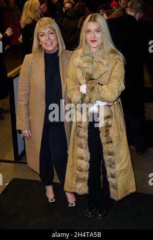Londra, Regno Unito. 4 novembre 2021. Faye Ripley e la figlia Parker Lapaine raffiguravano l'arrivo all'Oceano alla fine della notte stampa del vicolo, il Teatro del Duca di York, St Martin's Lane Credit: Alan D West/Alamy Live News Foto Stock