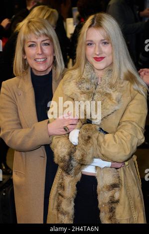 Londra, Regno Unito. 4 novembre 2021. Faye Ripley e la figlia Parker Lapaine raffiguravano l'arrivo all'Oceano alla fine della notte stampa del vicolo, il Teatro del Duca di York, St Martin's Lane Credit: Alan D West/Alamy Live News Foto Stock