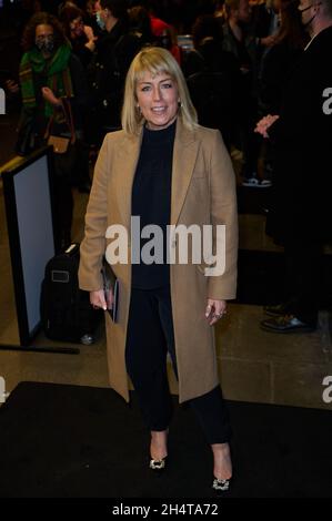 Londra, Regno Unito. 4 novembre 2021. Faye Ripley e la figlia Parker Lapaine raffiguravano l'arrivo all'Oceano alla fine della notte stampa del vicolo, il Teatro del Duca di York, St Martin's Lane Credit: Alan D West/Alamy Live News Foto Stock