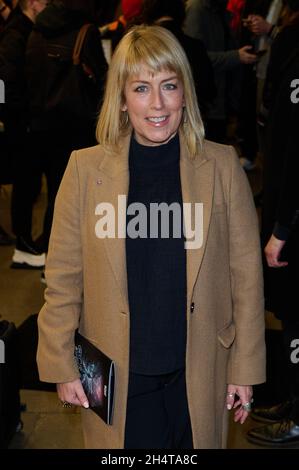 Londra, Regno Unito. 4 novembre 2021. Faye Ripley e la figlia Parker Lapaine raffiguravano l'arrivo all'Oceano alla fine della notte stampa del vicolo, il Teatro del Duca di York, St Martin's Lane Credit: Alan D West/Alamy Live News Foto Stock