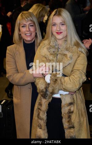 Londra, Regno Unito. 4 novembre 2021. Faye Ripley e la figlia Parker Lapaine raffiguravano l'arrivo all'Oceano alla fine della notte stampa del vicolo, il Teatro del Duca di York, St Martin's Lane Credit: Alan D West/Alamy Live News Foto Stock