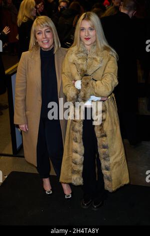 Londra, Regno Unito. 4 novembre 2021. Faye Ripley e la figlia Parker Lapaine raffiguravano l'arrivo all'Oceano alla fine della notte stampa del vicolo, il Teatro del Duca di York, St Martin's Lane Credit: Alan D West/Alamy Live News Foto Stock