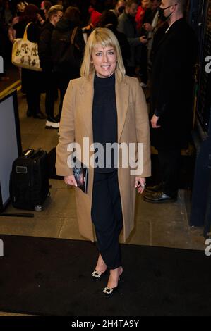 Londra, Regno Unito. 4 novembre 2021. Faye Ripley e la figlia Parker Lapaine raffiguravano l'arrivo all'Oceano alla fine della notte stampa del vicolo, il Teatro del Duca di York, St Martin's Lane Credit: Alan D West/Alamy Live News Foto Stock