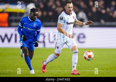 GENK, BELGIO - 4 NOVEMBRE: Joseph Paintsil del KRC Genk batte per la palla con Vladimir Coufal del West Ham United durante il Gruppo H - UEFA Europa League match tra KRC Genk e West Ham United alla Cegeka Arena il 4 novembre 2021 a Genk, Belgio (Foto di Joris Verwijst/Orange Pictures) Foto Stock