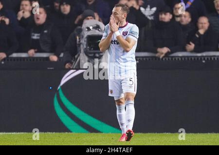 GENK, BELGIO - 4 NOVEMBRE: Vladimir Coufal of West Ham United reagisce dopo una mancata occasione durante il Gruppo H - UEFA Europa League partita tra KRC Genk e West Ham United alla Cegeka Arena il 4 novembre 2021 a Genk, Belgio (Foto di Joris Verwijst/Orange Pictures) Foto Stock