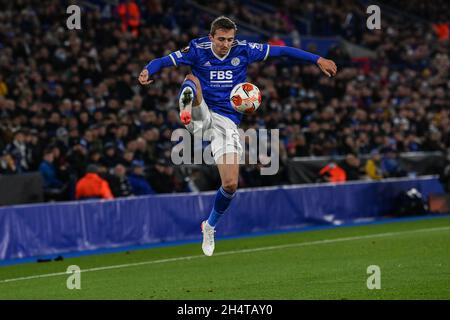 Timoty Castagne #27 di Leicester City controlla la palla in alto nell'aria Foto Stock