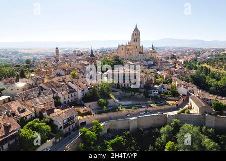 Drone punto di vista famosa Cattedrale, antiche mura della città di Avila, situato nella comunità autonoma di Castilla e Leon. Destinazioni di viaggio concetto. Città Foto Stock