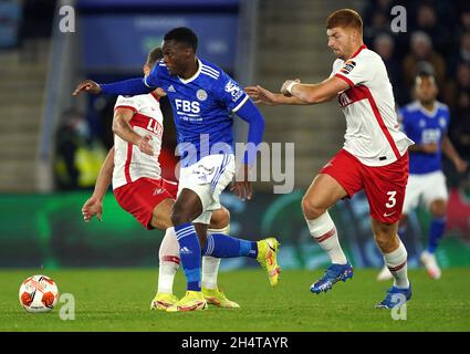 Patson Daka (centro) di Leicester City passa accanto a Max Caufriez di Spartak Mosca (a destra) durante la partita della UEFA Europa League Group C al King Power Stadium di Leicester. Data foto: Giovedì 4 novembre 2021. Foto Stock