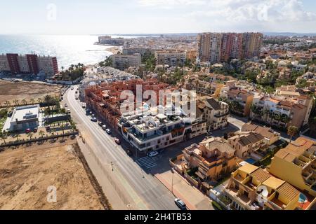 Punto di vista drone località turistica spagnola città di Torrevieja. Moderno edificio residenziale tetti, Mar Mediterraneo in giorno di sole. Holidaya, viaggi Foto Stock