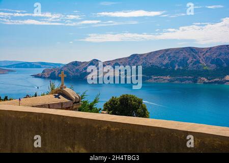 Una vista sulla baia di Baska nel sud dell'isola di Krk, nella Croazia occidentale. Preso dalla Chiesa di San Giovanni Battista su una collina che domina la baia a fine estate Foto Stock