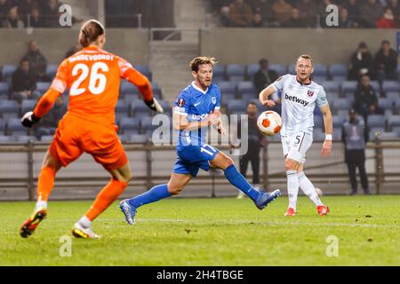 Genk, Belgio. 4 novembre 2021. Vladimir Coufal del West Ham United ha un colpo in gol durante la partita UEFA Europa League Group H tra KRC Genk e West Ham United alla Cegeka Arena il 4 novembre 2021 a Genk, Belgio. (Foto di Daniel Chesterton/phcimages.com) Credit: PHC Images/Alamy Live News Foto Stock