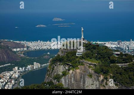 Cristo Redentore in cima Corcovado, Rodrigo de Freitas Lagoon, e Oceano Atlantico, Rio de Janeiro, Brasile, Sud America - aereo Foto Stock