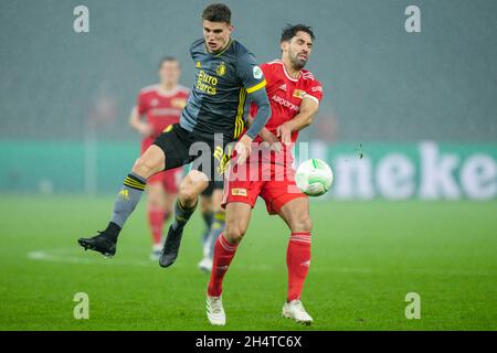 BERLINO, GERMANIA - 4 NOVEMBRE: Guus Til of Feyenoord Rotterdam, Rani Khedira of 1.FC Union Berlin durante la partita della UEFA Conference League Group Stage tra 1. FC Union Berlin e Feyenoord all'Olympia Stadion il 4 novembre 2021 a Berlino, Germania (Foto di Yannick Verhoeven/Orange Pictures) Foto Stock