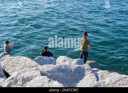 brixham, devon. Maggio 31, 2021. Un uomo felice con due amici che pescano a brixham in devon con quattro pesci sul suo baccello da pesca. Relax sulla natura. Fishe felice Foto Stock